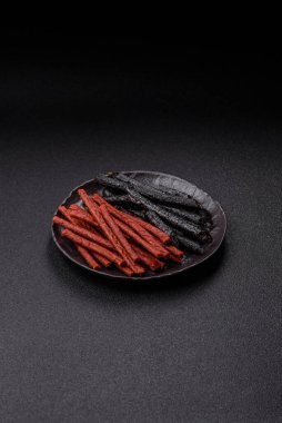 Tuzlu, baharatlı ve çimento kaplı at eti sosisi.