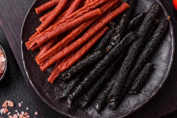 Tuzlu, baharatlı ve çimento kaplı at eti sosisi.