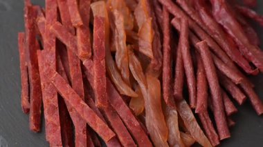 Kurutulmuş et, sopa şeklinde tuzlu, baharatlı ve çimento kaplı kuru balık.