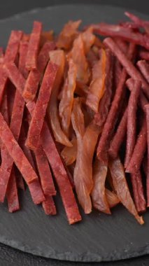 Kurutulmuş et, sopa şeklinde tuzlu, baharatlı ve çimento kaplı kuru balık.