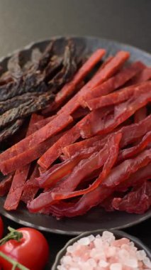 Kurutulmuş et, sopa şeklinde tuzlu, baharatlı ve çimento kaplı kuru balık.