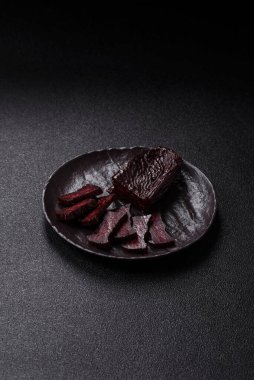 Tuzlu, baharatlı ve çimento kaplı at eti sosisi.