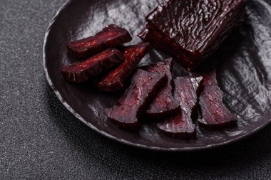 Tuzlu, baharatlı ve çimento kaplı at eti sosisi.