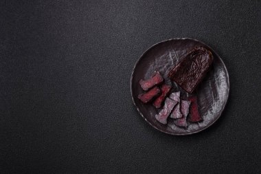 Tuzlu, baharatlı ve çimento kaplı at eti sosisi.