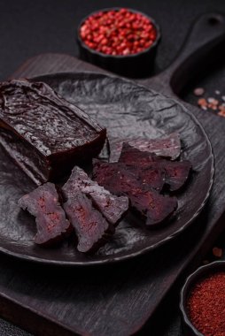 Tuzlu, baharatlı ve çimento kaplı at eti sosisi.