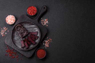 Tuzlu, baharatlı ve çimento kaplı at eti sosisi.