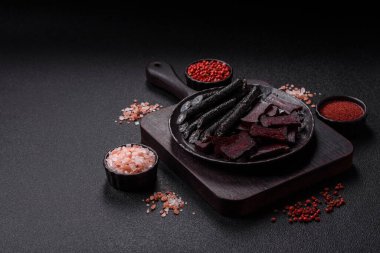 Tuzlu, baharatlı ve çimento kaplı at eti sosisi.