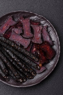 Tuzlu, baharatlı ve çimento kaplı at eti sosisi.