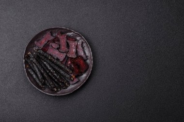 Tuzlu, baharatlı ve çimento kaplı at eti sosisi.