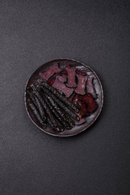 Tuzlu, baharatlı ve çimento kaplı at eti sosisi.