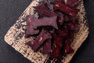 Tuzlu, baharatlı ve çimento kaplı at eti sosisi.