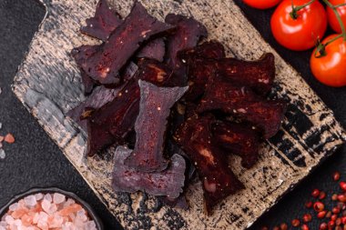 Tuzlu, baharatlı ve çimento kaplı at eti sosisi.