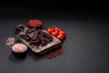 Tuzlu, baharatlı ve çimento kaplı at eti sosisi.