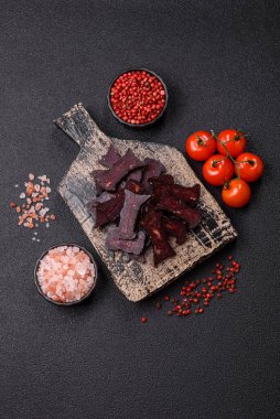 Tuzlu, baharatlı ve çimento kaplı at eti sosisi.