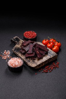 Tuzlu, baharatlı ve çimento kaplı at eti sosisi.