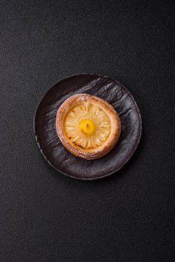 Koyu beton arka planda ananaslı yuvarlak turta.