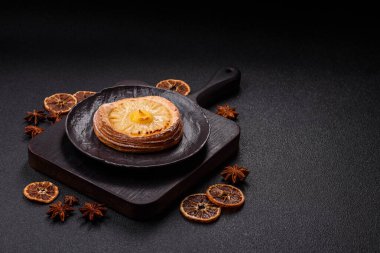 Koyu beton arka planda ananaslı yuvarlak turta.