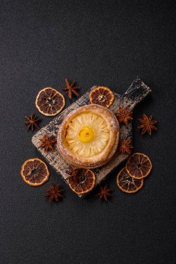 Koyu beton arka planda ananaslı yuvarlak turta.