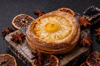 Koyu beton arka planda ananaslı yuvarlak turta.