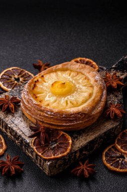 Koyu beton arka planda ananaslı yuvarlak turta.