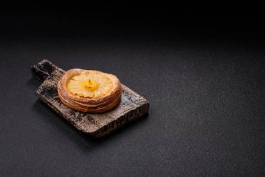 Koyu beton arka planda ananaslı yuvarlak turta.