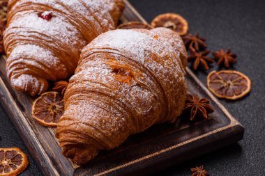 Koyu beton arka planda meyveli taze kruvasan.