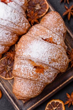 Koyu beton arka planda meyveli taze kruvasan.