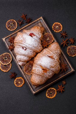 Koyu beton arka planda meyveli taze kruvasan.