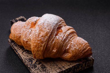 Koyu beton arka planda meyveli taze kruvasan.