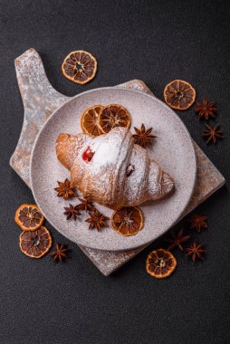 Koyu beton arka planda meyveli taze kruvasan.