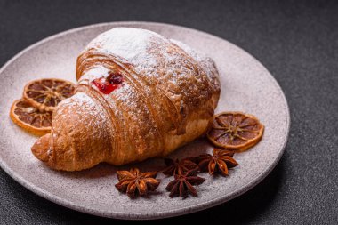 Koyu beton arka planda meyveli taze kruvasan.