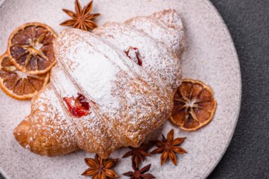 Koyu beton arka planda meyveli taze kruvasan.