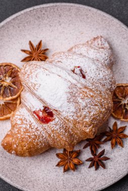 Koyu beton arka planda meyveli taze kruvasan.