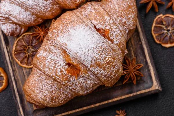 Koyu beton arka planda meyveli taze kruvasan.