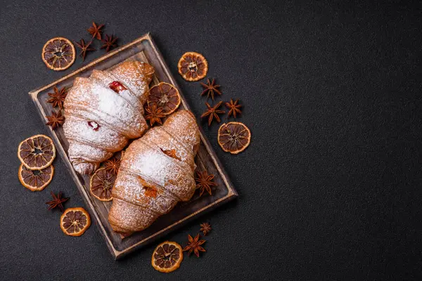 Koyu beton arka planda meyveli taze kruvasan.