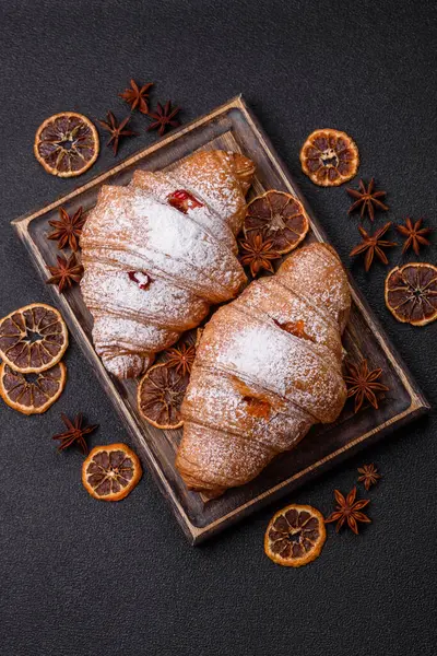 Koyu beton arka planda meyveli taze kruvasan.