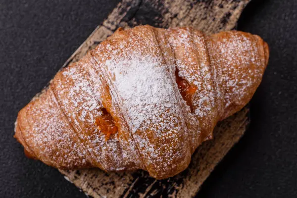 Koyu beton arka planda meyveli taze kruvasan.