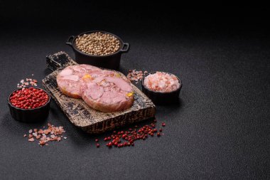 Koyu beton arka planda tuz, baharat, bitki ve sebzeli ev yapımı kas gücü.