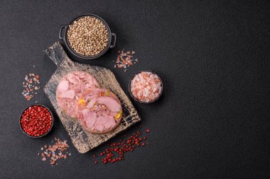 Koyu beton arka planda tuz, baharat, bitki ve sebzeli ev yapımı kas gücü.