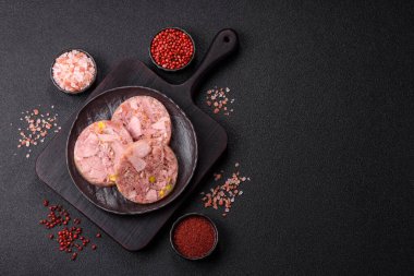 Koyu beton arka planda tuz, baharat, bitki ve sebzeli ev yapımı kas gücü.