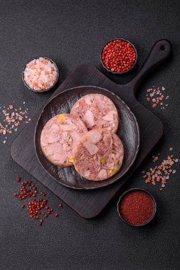 Koyu beton arka planda tuz, baharat, bitki ve sebzeli ev yapımı kas gücü.