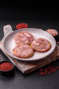 Koyu beton arka planda tuz, baharat, bitki ve sebzeli ev yapımı kas gücü.