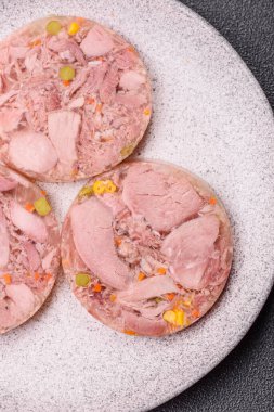 Koyu beton arka planda tuz, baharat, bitki ve sebzeli ev yapımı kas gücü.