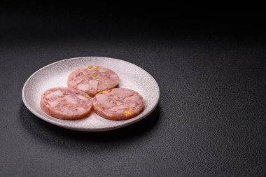 Koyu beton arka planda tuz, baharat, bitki ve sebzeli ev yapımı kas gücü.