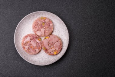 Koyu beton arka planda tuz, baharat, bitki ve sebzeli ev yapımı kas gücü.