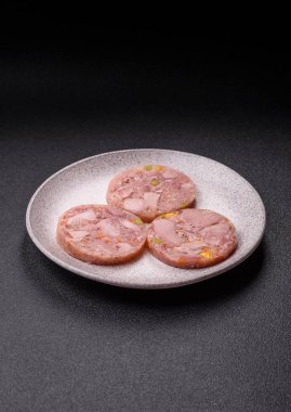 Koyu beton arka planda tuz, baharat, bitki ve sebzeli ev yapımı kas gücü.