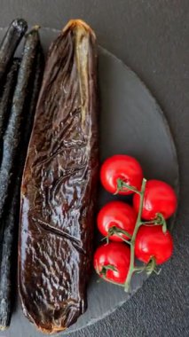 Tuzlu, baharatlı ve çimento kaplı at eti sosisi.