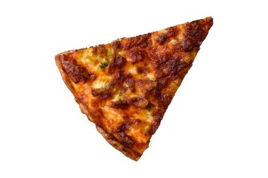 Brokolili, peynirli, baharatlı ve otlu nefis taze kiş beyaz arka planda parçalara bölünmüş.