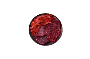 Kurutulmuş sığır eti, kurutulmuş et, kiraz ya da erik aromalı, tuz ve baharatlı beyaz arka planda.