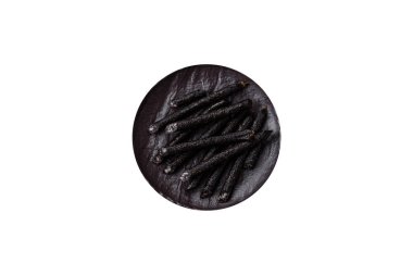 Beyaz arka planda tuz, baharat ve otlu at eti sosisi.